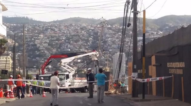 Municipalidad de Valparaíso destacó la labor de Chilquinta tras derrumbe en cerro Barón