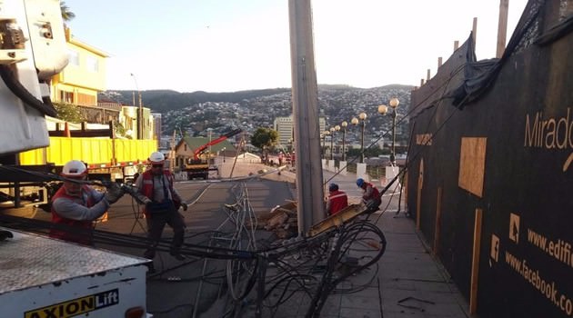 Municipalidad de Valparaíso destacó la labor de Chilquinta tras derrumbe en cerro Barón